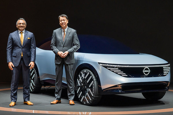 日産「日本では5年で半分を電動車に」 未来感たっぷりコンセプトモデルも発表