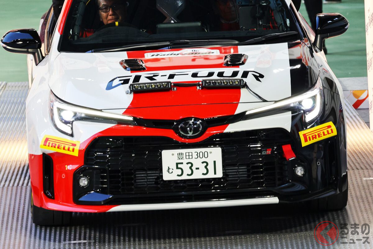 世界初「GRカローラナンバー装着車」お披露目！ 2人乗りの豊田ナンバー装着WRC「0カー」が公道走った！ 12年ぶり「ラリージャパン」の初日はいかに