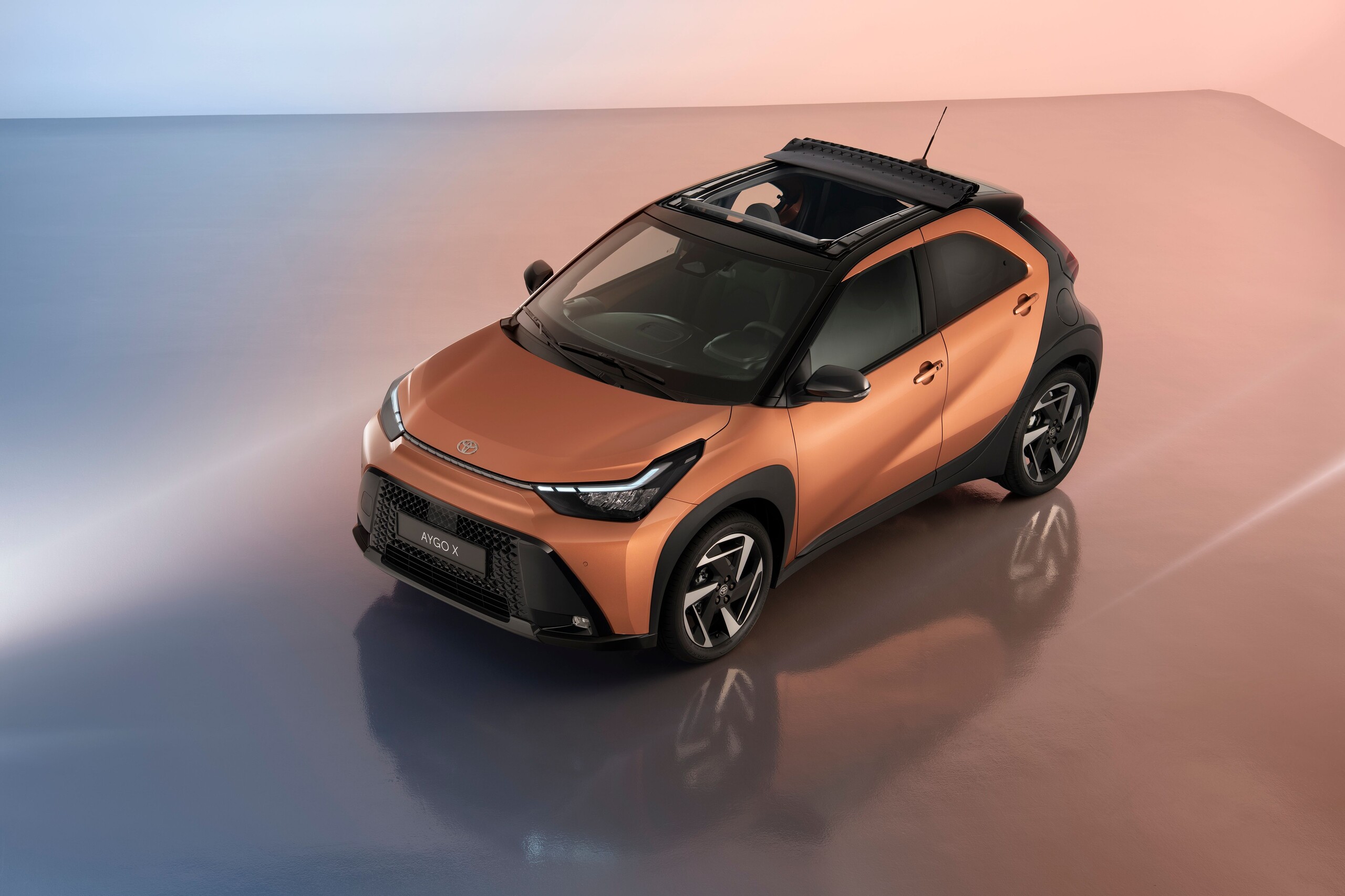 新しいトヨタ・アイゴX登場！ 日本でも乗りたい超コンパクトカーがカッコかわいい！──GQ新着カー