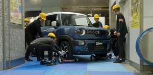 どうやって駅構内に運んだ？『クロスビー』改良新型のJR浜松駅搬入の裏側をスズキが公開