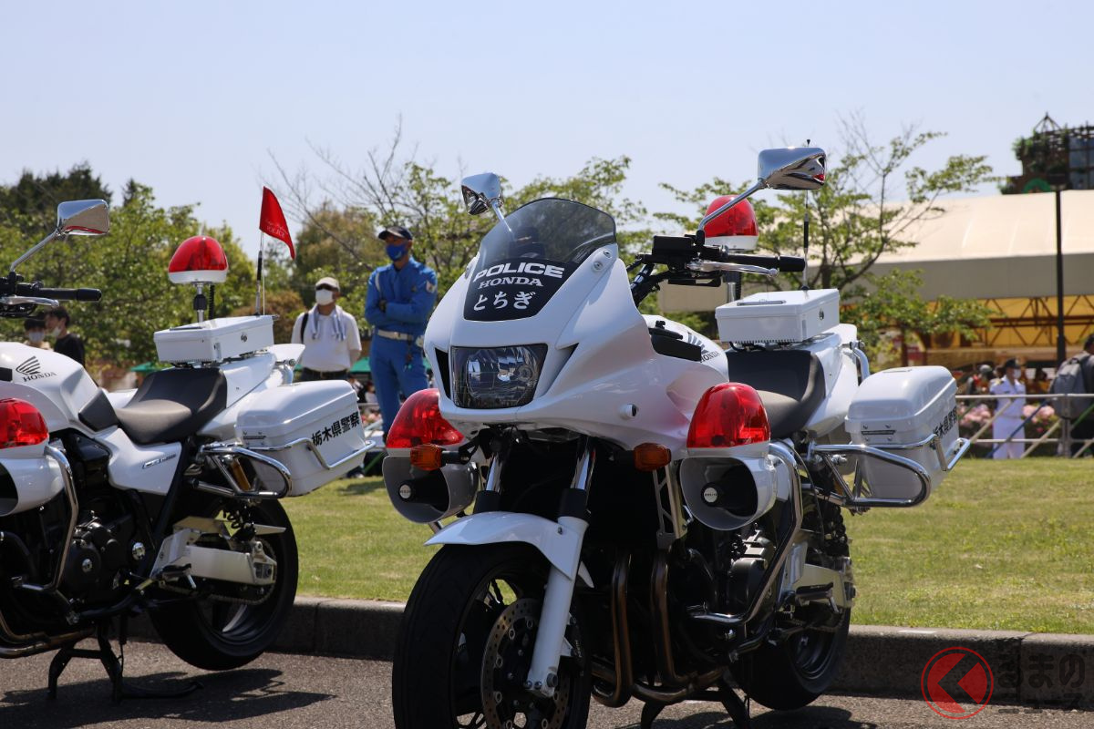 白バイ隊員の 神ワザ 連発 接触寸前パフォーマンスに驚愕 ホンダ Cb1300p を操るスゴさとは くるまのニュース 自動車情報サイト 新車 中古車 Carview