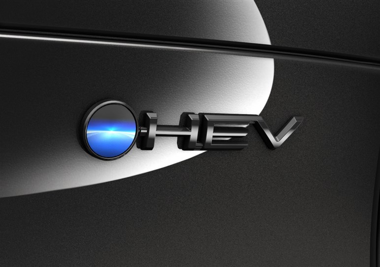 【実際どうなの？】高級SUV「ハリアー」購入者の評価。ハイブリッドとガソリンで分かれる明暗、意外な“格上モデル”がライバルに