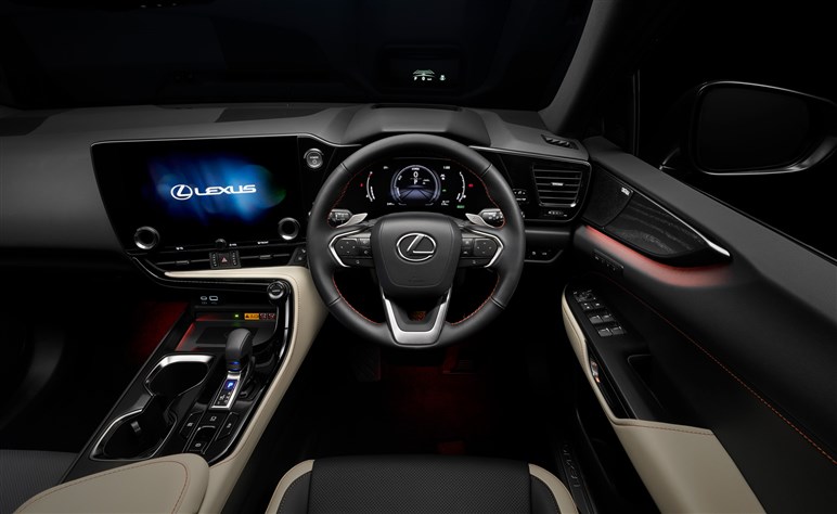 【実際どうなの？】高級SUV「ハリアー」購入者の評価。ハイブリッドとガソリンで分かれる明暗、意外な“格上モデル”がライバルに
