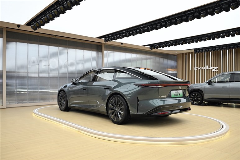【セルシオ復活の布石か】トヨタの新フラッグシップEV「bZ7」が、圧巻のAIシステムを搭載して日本上陸するかも…だと？