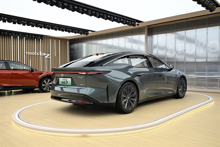 【セルシオ復活の布石か】トヨタの新フラッグシップEV「bZ7」が、圧巻のAIシステムを搭載して日本上陸するかも…だと？