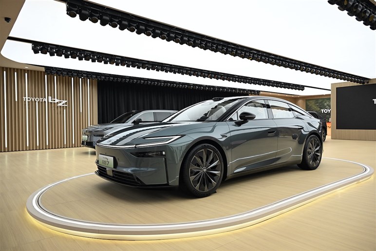 【セルシオ復活の布石か】トヨタの新フラッグシップEV「bZ7」が、圧巻のAIシステムを搭載して日本上陸するかも…だと？