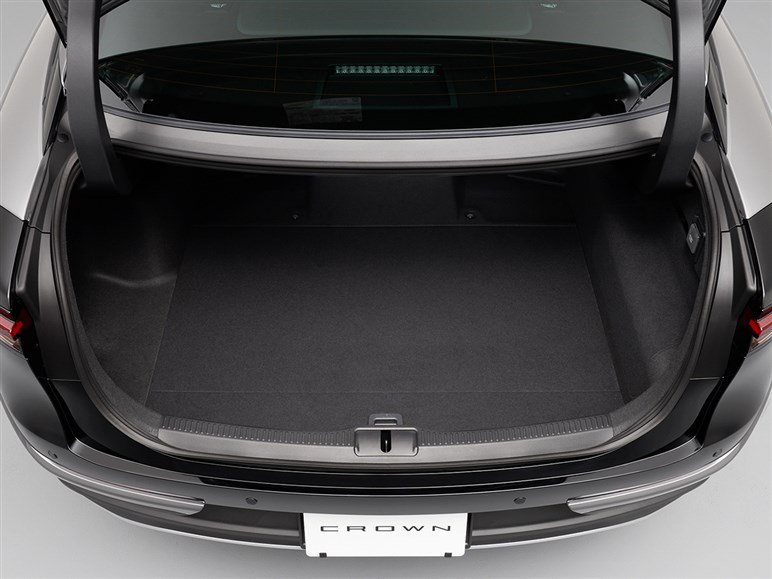 【実際どうなの？】高級SUV「ハリアー」購入者の評価。ハイブリッドとガソリンで分かれる明暗、意外な“格上モデル”がライバルに