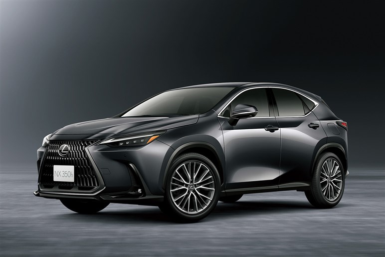 【実際どうなの？】高級SUV「ハリアー」購入者の評価。ハイブリッドとガソリンで分かれる明暗、意外な“格上モデル”がライバルに