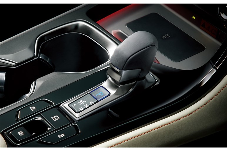 【実際どうなの？】高級SUV「ハリアー」購入者の評価。ハイブリッドとガソリンで分かれる明暗、意外な“格上モデル”がライバルに