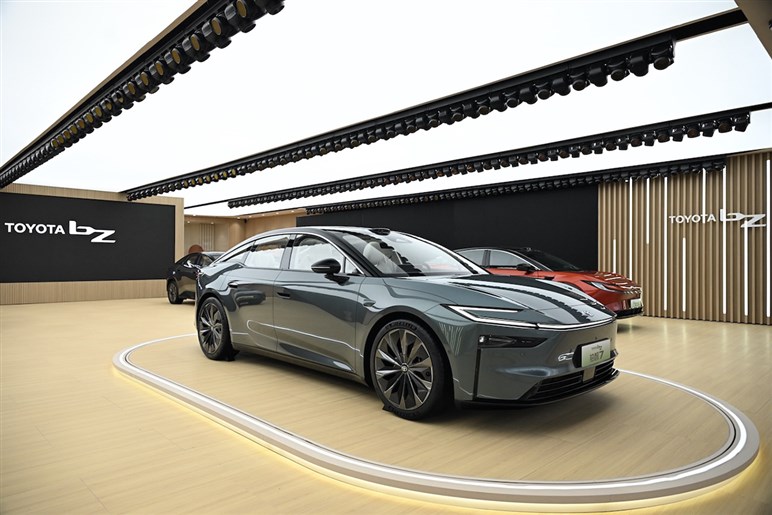 【セルシオ復活の布石か】トヨタの新フラッグシップEV「bZ7」が、圧巻のAIシステムを搭載して日本上陸するかも…だと？