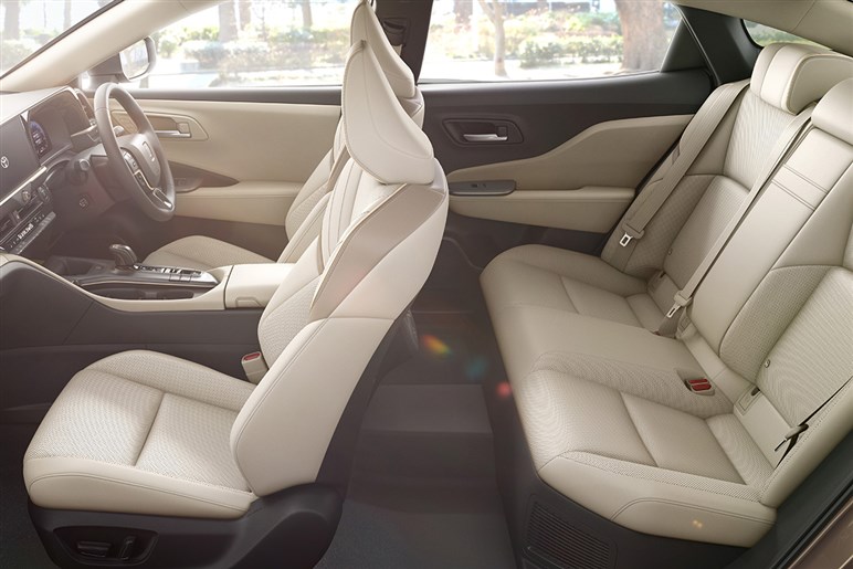 【実際どうなの？】高級SUV「ハリアー」購入者の評価。ハイブリッドとガソリンで分かれる明暗、意外な“格上モデル”がライバルに