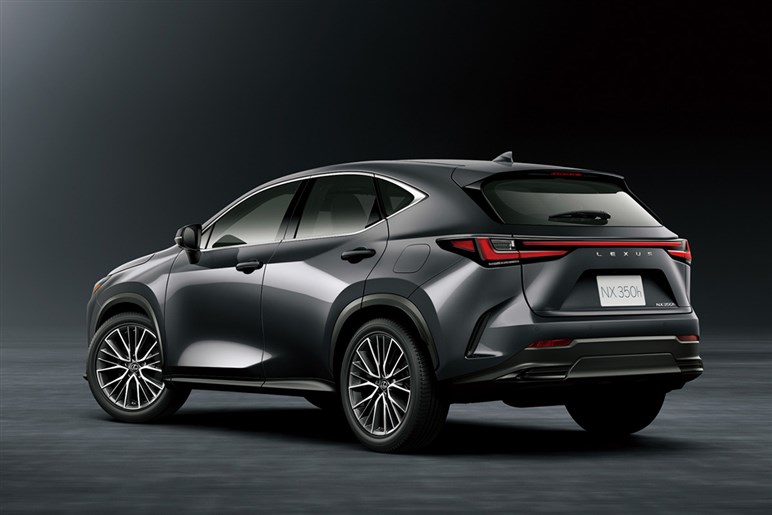 【実際どうなの？】高級SUV「ハリアー」購入者の評価。ハイブリッドとガソリンで分かれる明暗、意外な“格上モデル”がライバルに