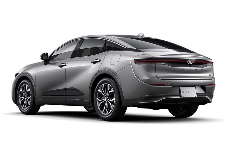 【実際どうなの？】高級SUV「ハリアー」購入者の評価。ハイブリッドとガソリンで分かれる明暗、意外な“格上モデル”がライバルに