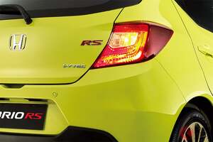 約154万円！ ホンダ「“最小・最安級”コンパクトカー」実車展示！ 全長3.8m級の“ちょうどいいサイズ”に「RS」や「5速MT」モデルもアリ！ 尼国で大人気の国民車「ブリオ」どんなクルマ？