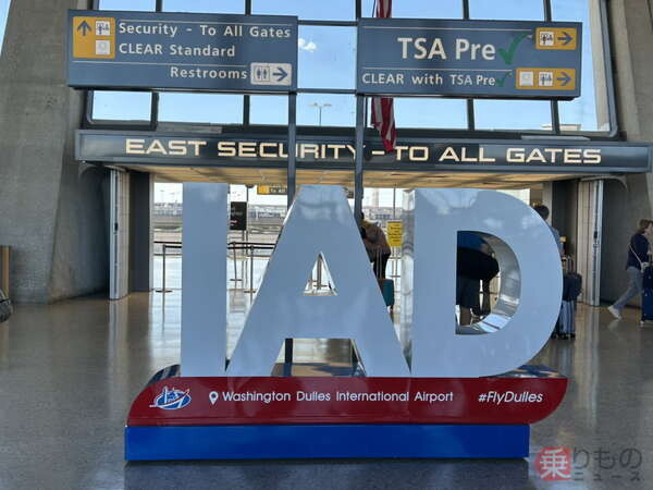 超激レア「空港内を”動く部屋”」に乗ってきた！ 車内入ったら「何、このトンデモ仕様…」乗れるのは世界でもココだけ!?