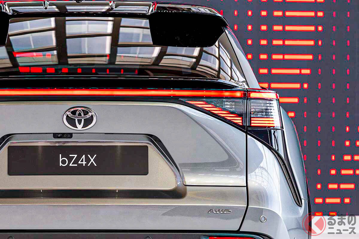 トヨタ新型「SUV」登場！ “340馬力超え”の「高性能モデル」もあり！ 3年ぶり顔面刷新で“最新サメ顔”化した超静音モデル「bZ4X」仏国でテスト実施