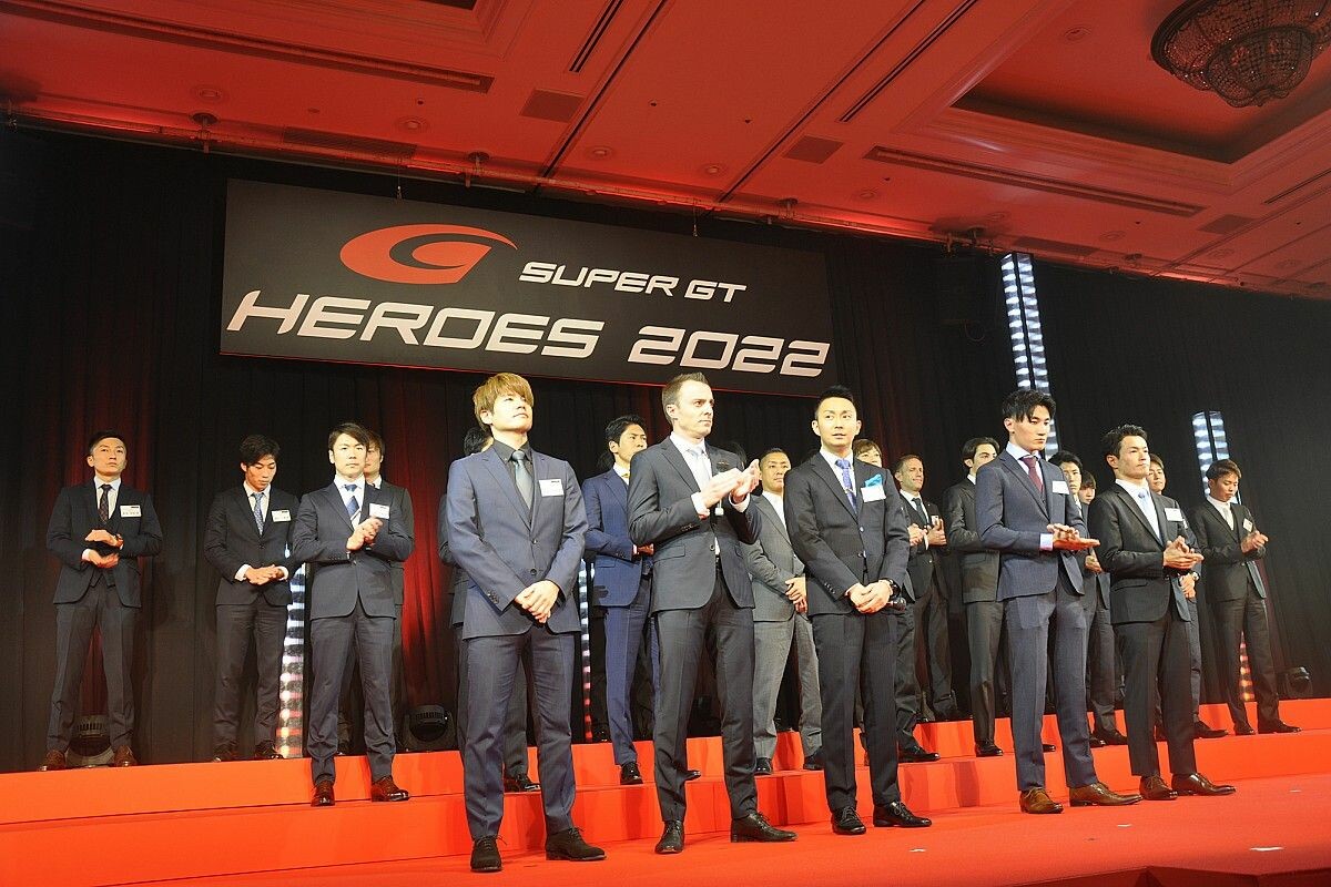 『SUPER GT HEROES 2022』が3年ぶり開催、関係者一同が労をねぎらう。W杯にあやかり「ブラボー！」の掛け声で乾杯