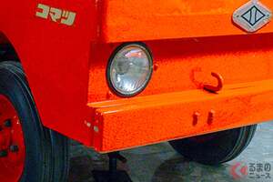 新車26万円！ 3人乗れる「小さいクルマ」に“反響殺到”！「無骨でカッコいい！」「普通に売れそう」の一方で「すげぇ高級車だ…」の声も！ “全長2.3m”で悪路に強い「万能モデル」農民車コマツが凄い！