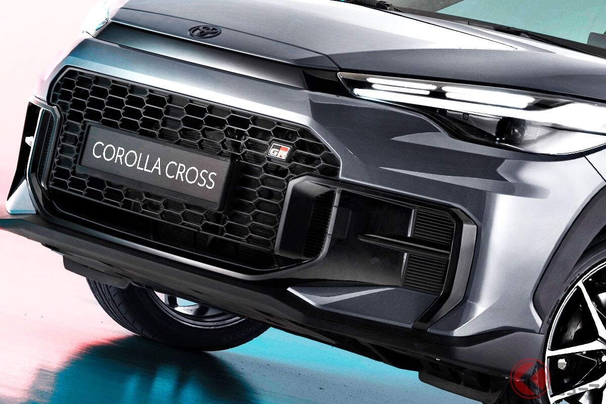 【欧州】トヨタ新型「カローラクロス」発表に反響殺到！「GRモデルが超カッコイイ」「絶対に買います！」と絶賛も！ ド迫力の「高級スポーツ顔」採用した「新型モデル」に期待大！