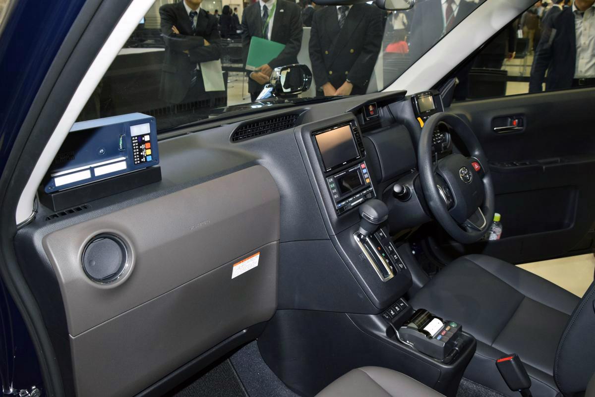 ドアの開閉にスモークガラス 現役タクシードライバーが語るjpnタクシーの不満点とは Web Cartop 自動車情報サイト 新車 中古車 Carview