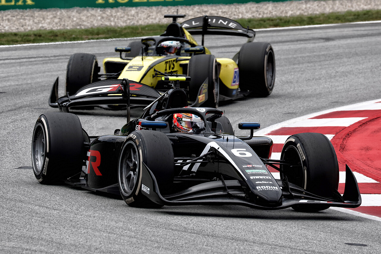 宮田莉朋、2番手チェッカーもペナルティで後退。マルタンスが今季初優勝／FIA F2第6戦レース1
