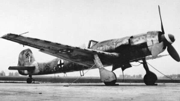 ドイツで誕生「第2次大戦の最優秀プロペラ戦闘機」なぜ原型と全然違う名称に？ じつは “ご褒美” 的な意味合いか