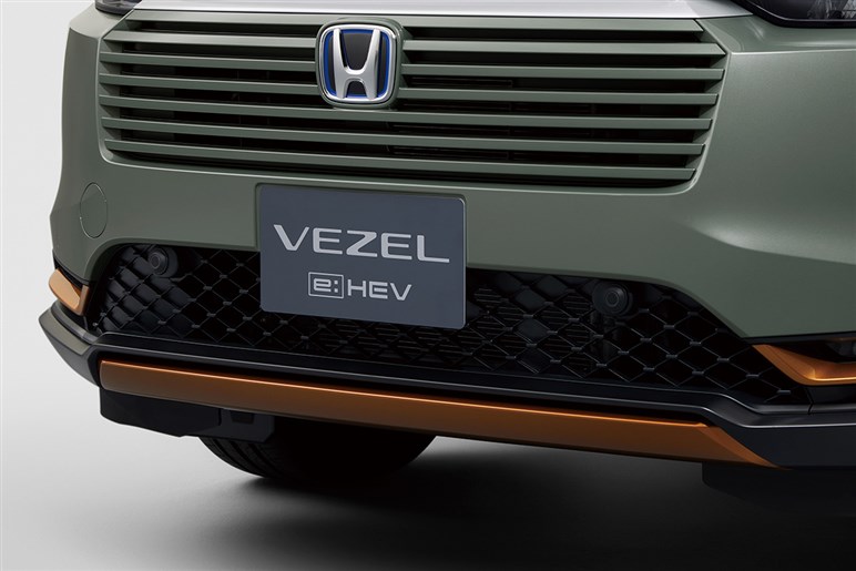 【悲報？】販売好調の人気SUV「ヴェゼル」が商品改良で“大穴グレード”を落とした大人の事情
