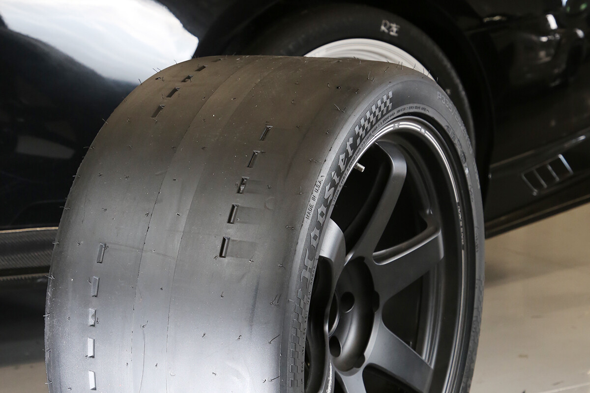 もはや反則レベルの「溝なしタイヤ」！　今話題の「フージャータイヤ」がサーキット最強の理由とは