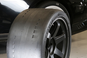 もはや反則レベルの「溝なしタイヤ」！　今話題の「フージャータイヤ」がサーキット最強の理由とは