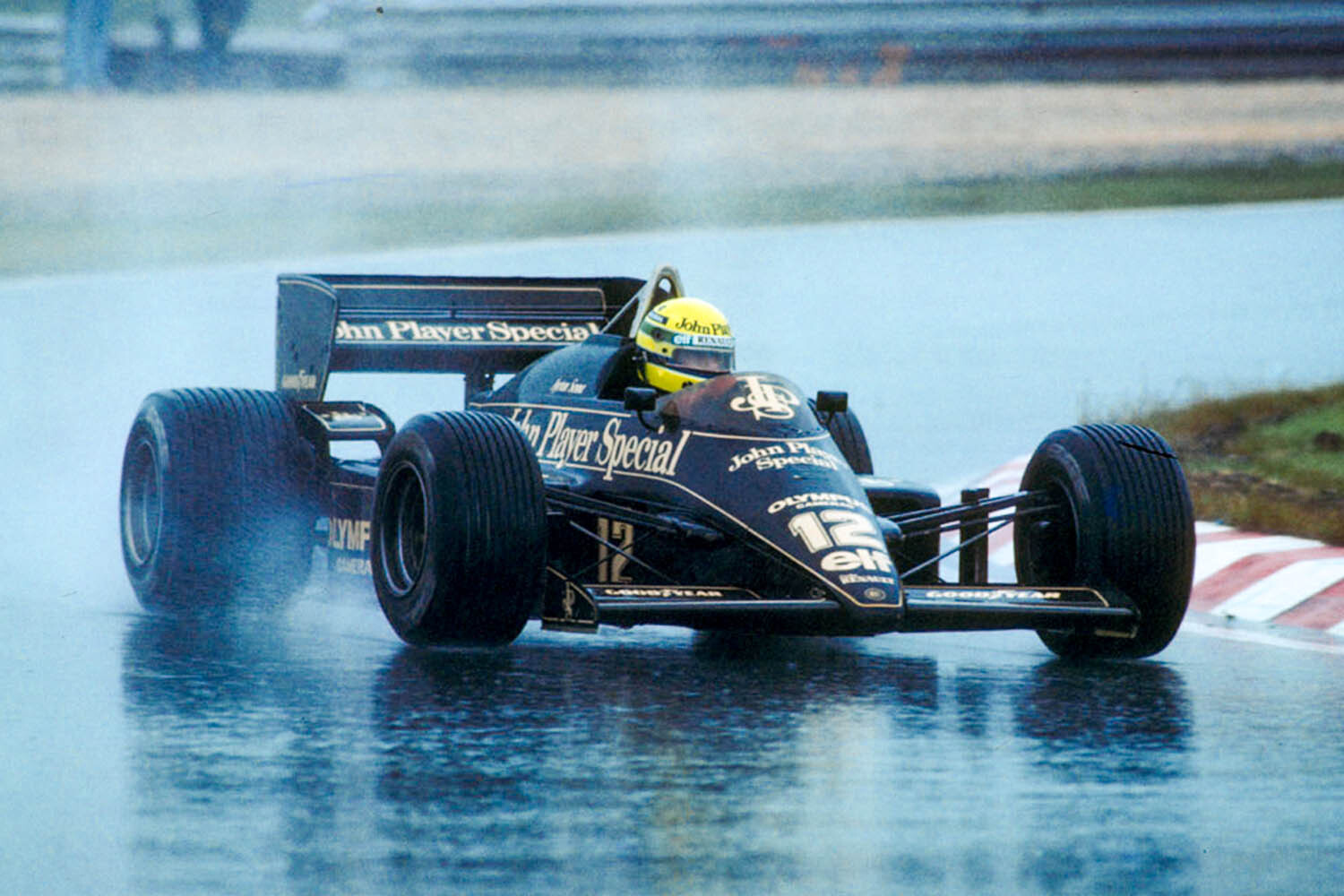 アイルトン・セナのF1初勝利を果たしたロータス「97T」が走った