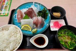 美味しい魚を食べた幸せに満たされる！　バイクで行く高速道路グルメ　海からクルマで10分の常磐道「四倉PA」の人気No.1メニュー