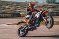 やはりブーム!? 中型モタードモデルに新たな刺客!! スズキ「DR-Z4SM」とガチンコ勝負!? KTM「390 SMC R」8月に発売