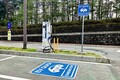 ガソリン車・ハイブリッド車が敗北！ JAF実験が示すEV「冠水60cm突破」の実力、しかし火災リスクの落とし穴も