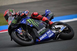 相次ぐ転倒にマシン炎上で2度の赤旗中断。ヤマハのクアルタラロが初日最速／第10戦オランダGP