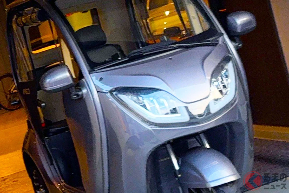 “注文殺到”の「3人乗りトライク」実車登場！ 新車88万円で“めちゃ使える”スゴイ乗りもの！「大阪モーターショー」に“初展示”決定のタイゾー「NEOワン」＆「NEOライト」とは！