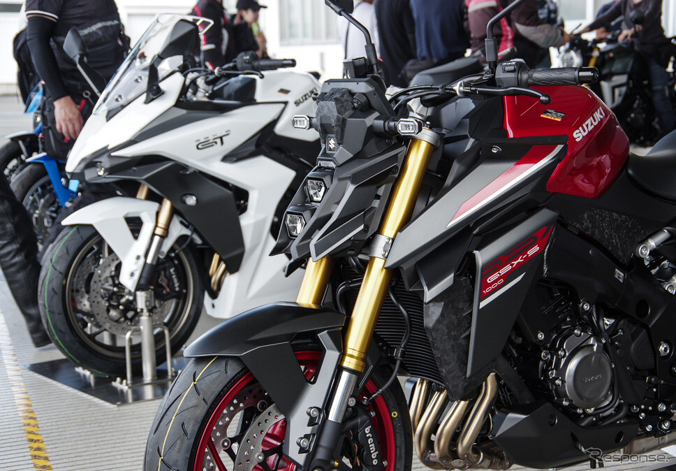 初公開「赤のS」と「白のGT」で『GSX-R』40周年を祝福！ スズキ工場にファン集結、MotoGPマシン「最後の咆哮」も