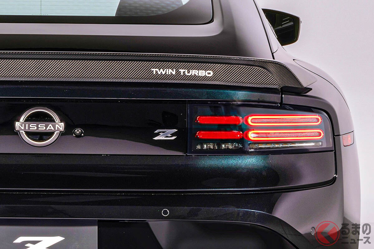 日産「新“FR”スポーツカー」登場！ “Z32”な旧車デザイン＆400馬力超え「V6TT」搭載モデルが話題に！ “深夜の紫”採用した「Z」の米国ヘリテージエディションに称賛の声