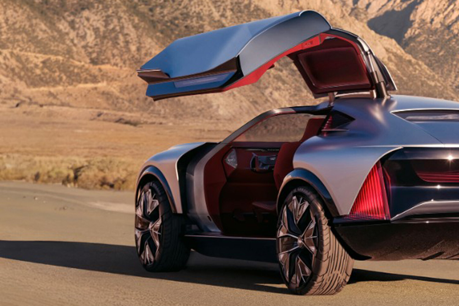 ガルウイングドアの2＋2シーターSUV！キャデラックの次世代EVはと24インチホイールを装着