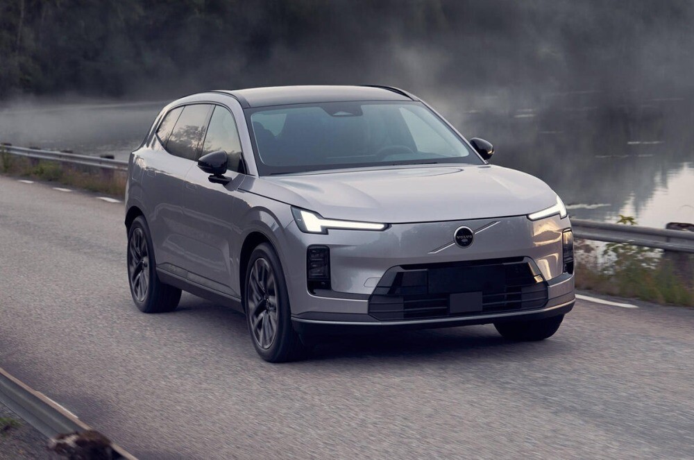 ボルボ新型『XC70』　全長4.8m、電気だけで200km走るハイブリッドSUVへ　急速充電にも対応