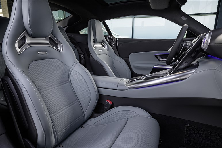 AMGが独自開発する新型SUV「GT SUV」を捕捉 ストームトルーパー顔×怪力で“EV戦争”に挑む