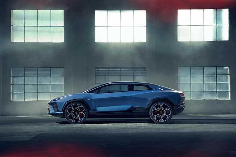 AMGが独自開発する新型SUV「GT SUV」を捕捉 ストームトルーパー顔×怪力で“EV戦争”に挑む