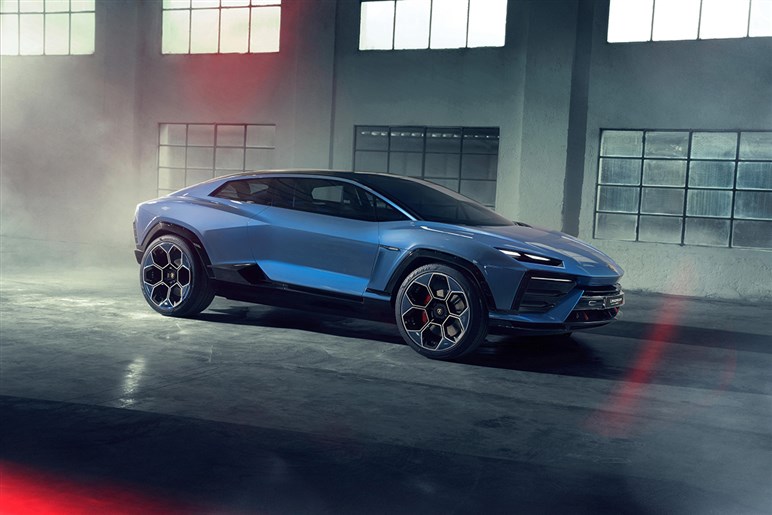 AMGが独自開発する新型SUV「GT SUV」を捕捉 ストームトルーパー顔×怪力で“EV戦争”に挑む