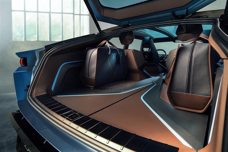 AMGが独自開発する新型SUV「GT SUV」を捕捉 ストームトルーパー顔×怪力で“EV戦争”に挑む