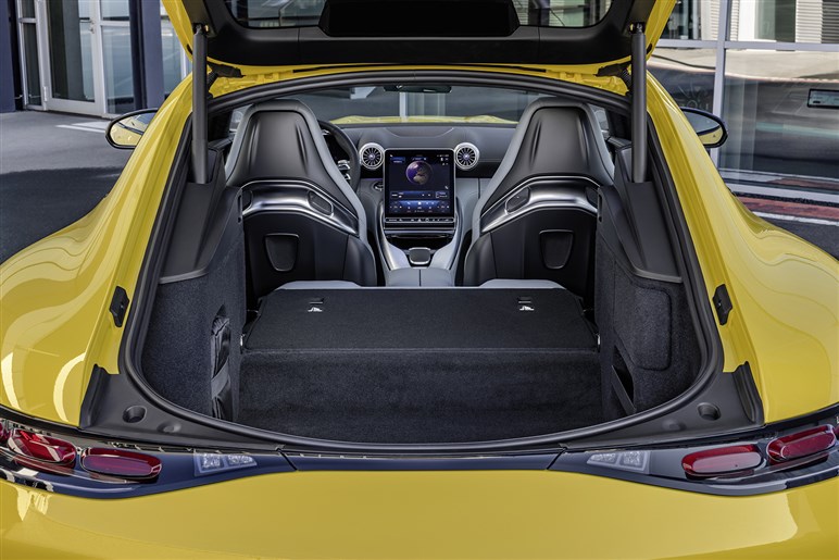 AMGが独自開発する新型SUV「GT SUV」を捕捉 ストームトルーパー顔×怪力で“EV戦争”に挑む