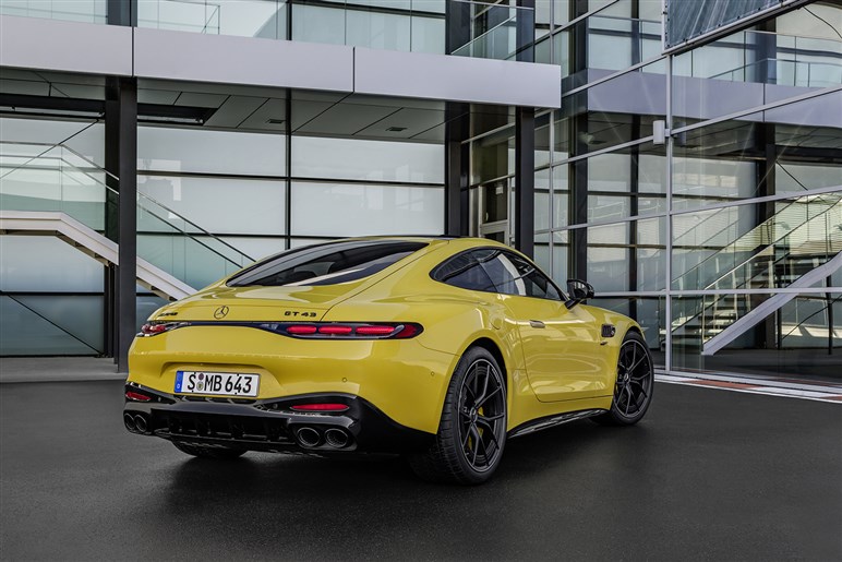 AMGが独自開発する新型SUV「GT SUV」を捕捉 ストームトルーパー顔×怪力で“EV戦争”に挑む