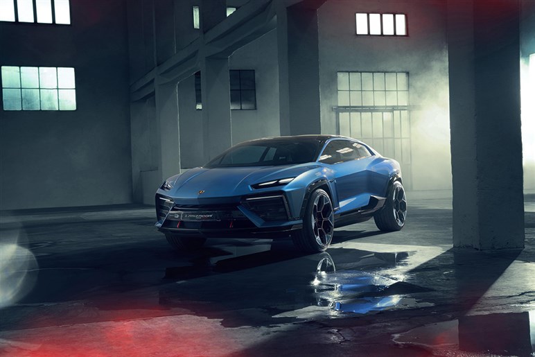 AMGが独自開発する新型SUV「GT SUV」を捕捉 ストームトルーパー顔×怪力で“EV戦争”に挑む