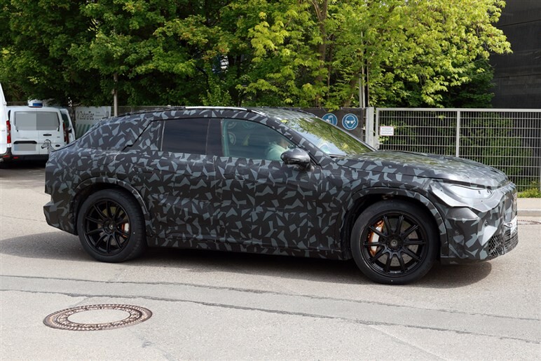 AMGが独自開発する新型SUV「GT SUV」を捕捉 ストームトルーパー顔×怪力で“EV戦争”に挑む