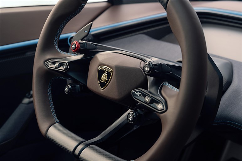 AMGが独自開発する新型SUV「GT SUV」を捕捉 ストームトルーパー顔×怪力で“EV戦争”に挑む
