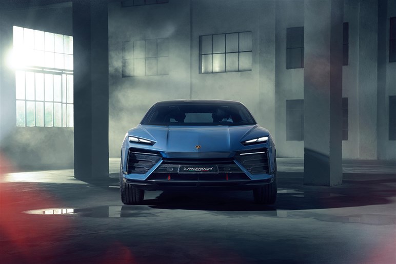 AMGが独自開発する新型SUV「GT SUV」を捕捉 ストームトルーパー顔×怪力で“EV戦争”に挑む