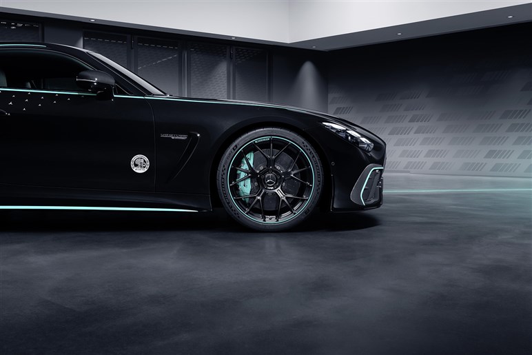 AMGが独自開発する新型SUV「GT SUV」を捕捉 ストームトルーパー顔×怪力で“EV戦争”に挑む
